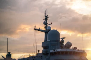 Warship sensor and radar mast